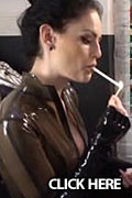 Domina Blackdiamoond Gummipuppe zum Aschenbecher degradiert Domina Blackdiamoond